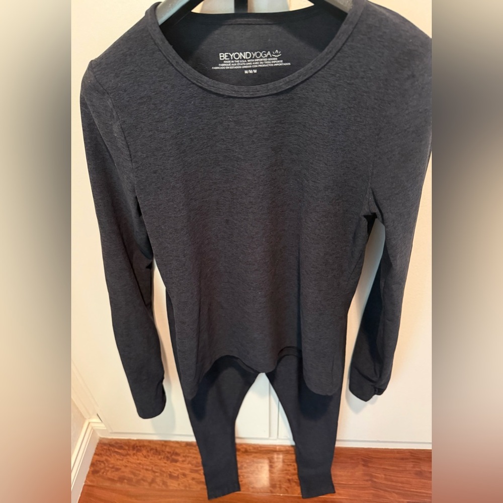 Two piece Beyond Yoga Navy Heather Leggings and Top Set